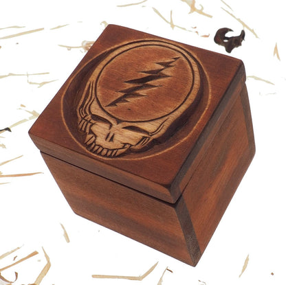 Hand carved personalized wood box, 4 inch whith any pattern you want